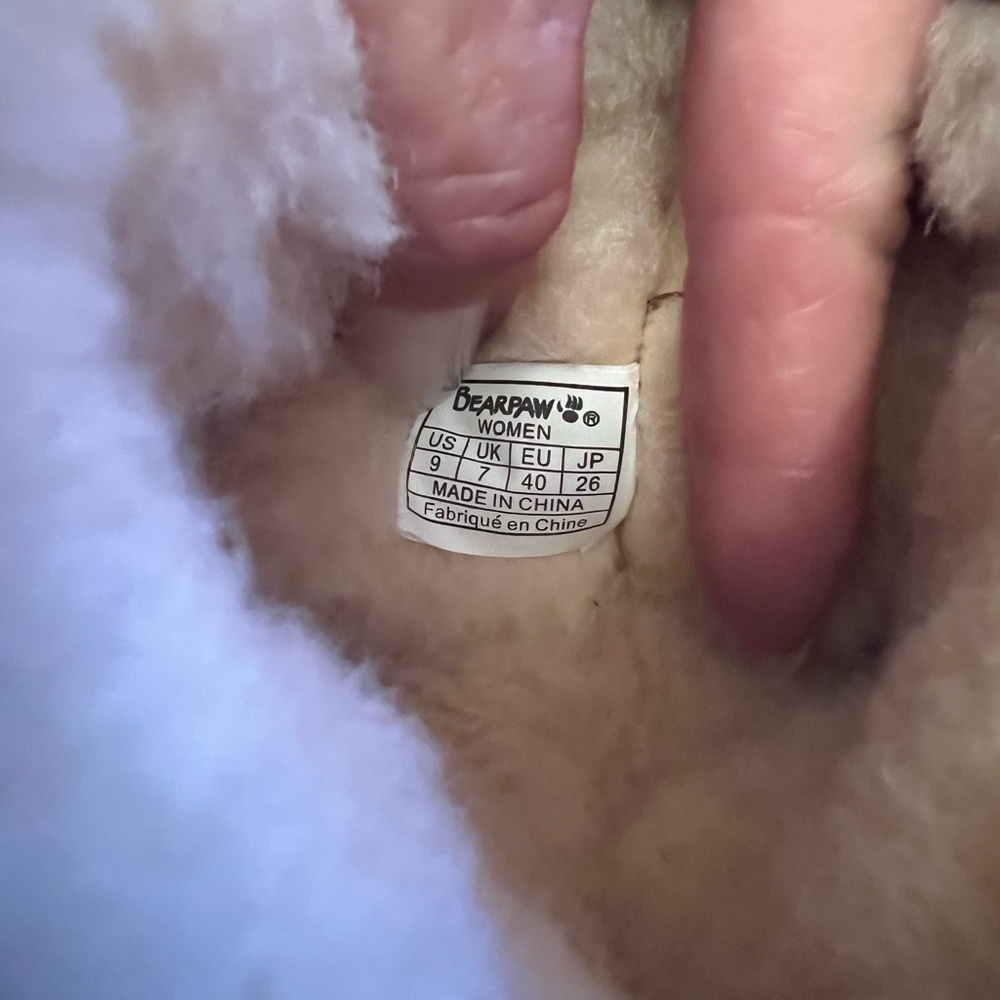 Woman’s SZ 9, Bearpaw, tan, suede leather, snow boot. - Picture 4 of 11